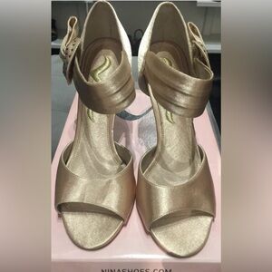 Nina Womens Cyprus Gold Satin Evening Peep-Toe Heels Shoes 8 Medium New In Box